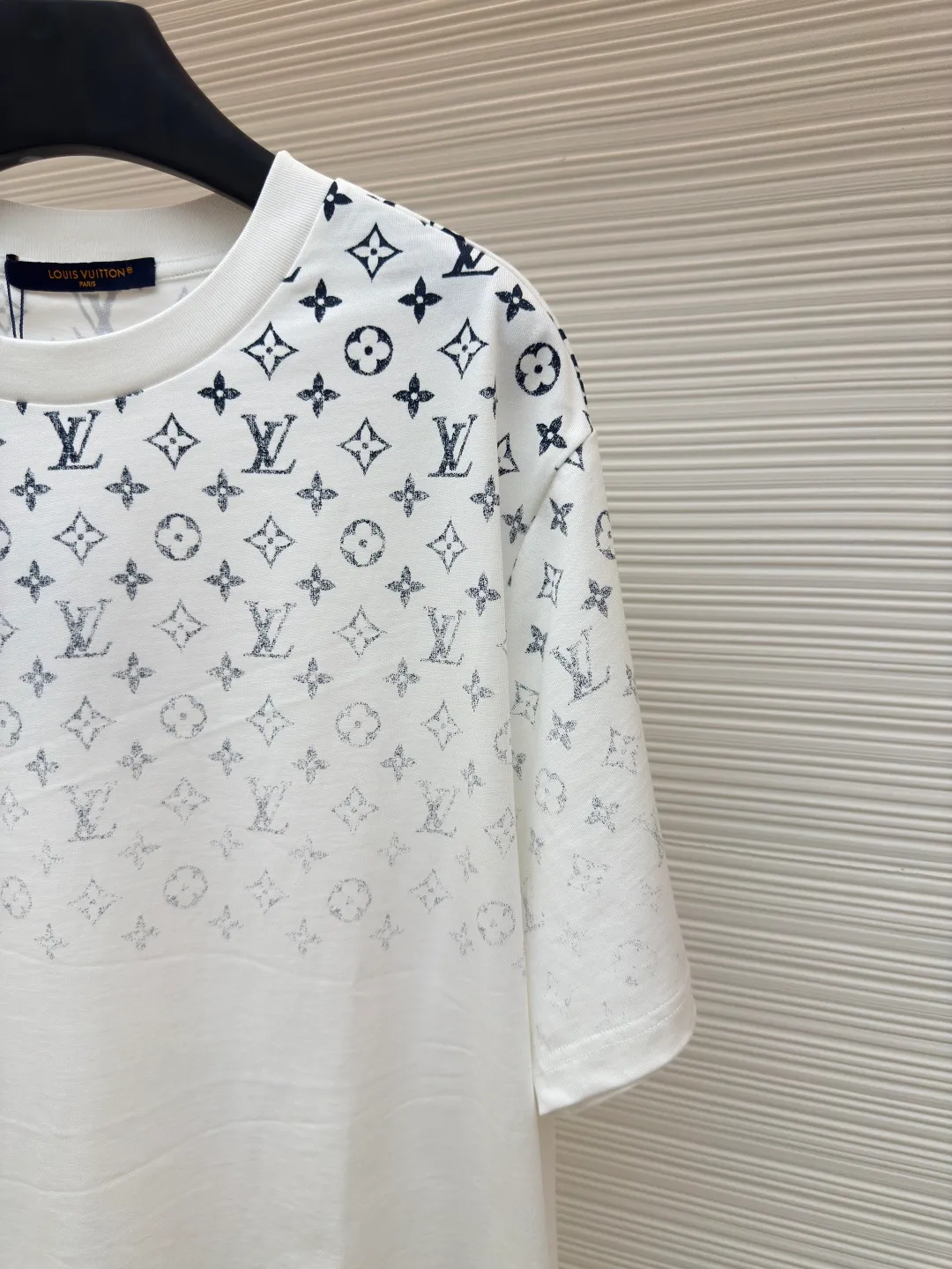 LOUIS VUITTON gradient presbyopic T-shirt ●Authentic product: purchased and developed by 8450 ●Item number: 1680208-A10 ●Fabric: refined sulfur cotton fabric ●Technology: printing production ●Version: fitted version ●Weight: about 305 grams ●Size: XS-S-M-L ●Description: The fabric is made of 32s double-ply combed cotton compact siro-spun yarn, matched with 1*1 flat knitted cotton thread. The entire garment's front and rear panels, left and right sleeves, are printed with Kornit white ink digital direct injection. The first draft is made based on the Y-plate scanned pattern, and the clarity of the first draft is corrected by hand to ensure that the printed flower pieces have a gradient and orderly visual effect. The overall wiring is straight and delicate, the fabric is comfortable and soft, and the color is consistent without color difference. It can be matched with the same style to create a fashionable look and control various occasions. Customized accessories, complete with three standards, same style for men and women!